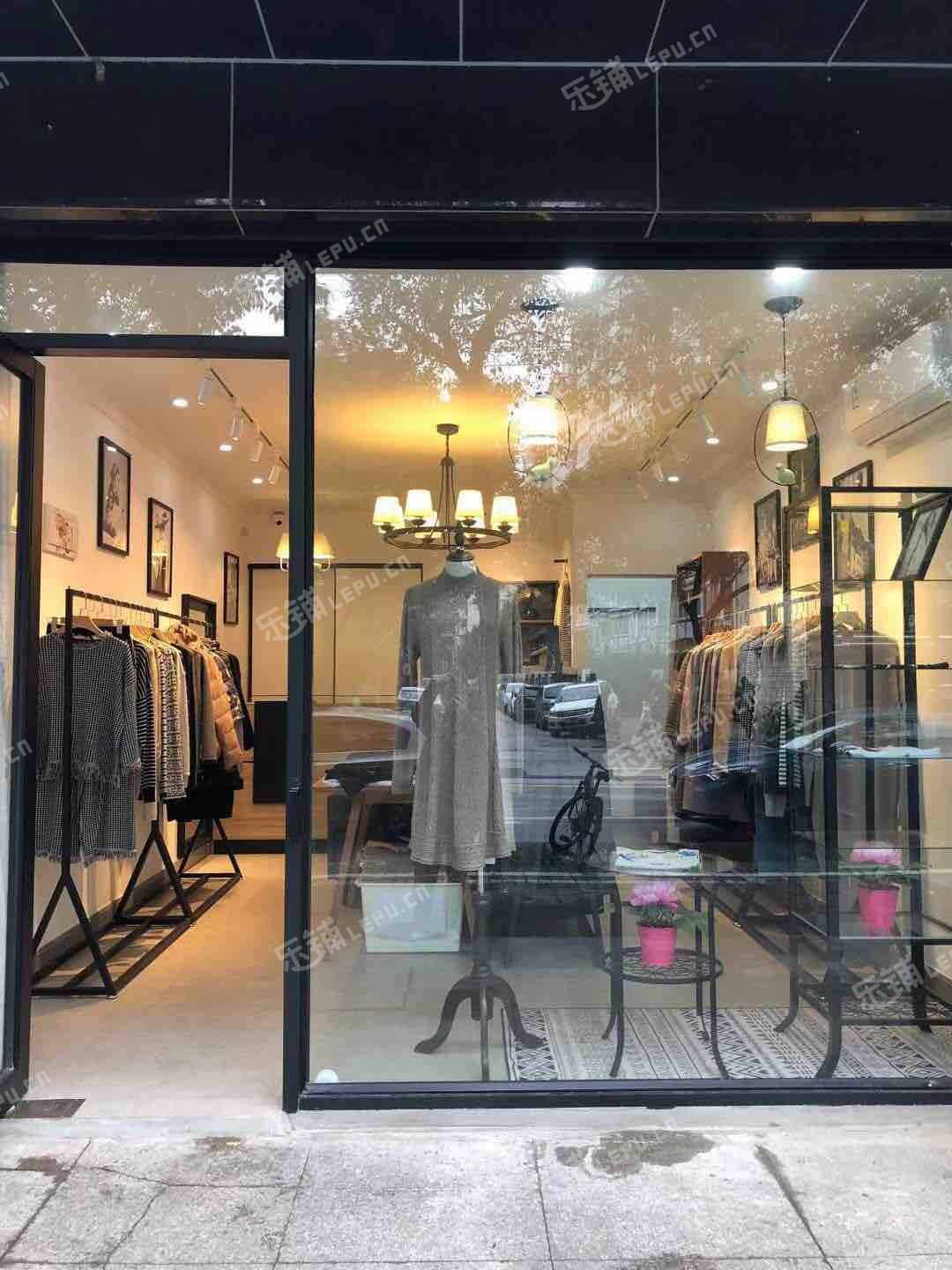 闵行静安新城龙茗路60㎡服装店转让可办照