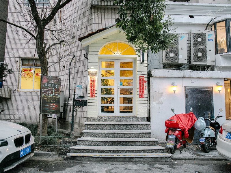 长宁镇宁路华山路90㎡火锅店转让,个人照可用,可明火,可餐饮