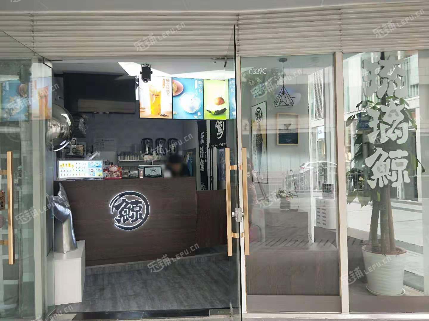 朝阳国贸CBD东三环中路20㎡小吃快餐店转让，可办照，可明火，可餐饮