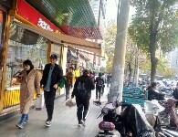 朝阳朝青青年路45㎡副食品店出租，大照/集体照