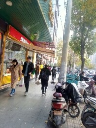 朝阳朝青青年路45㎡副食品店出租，大照/集体照