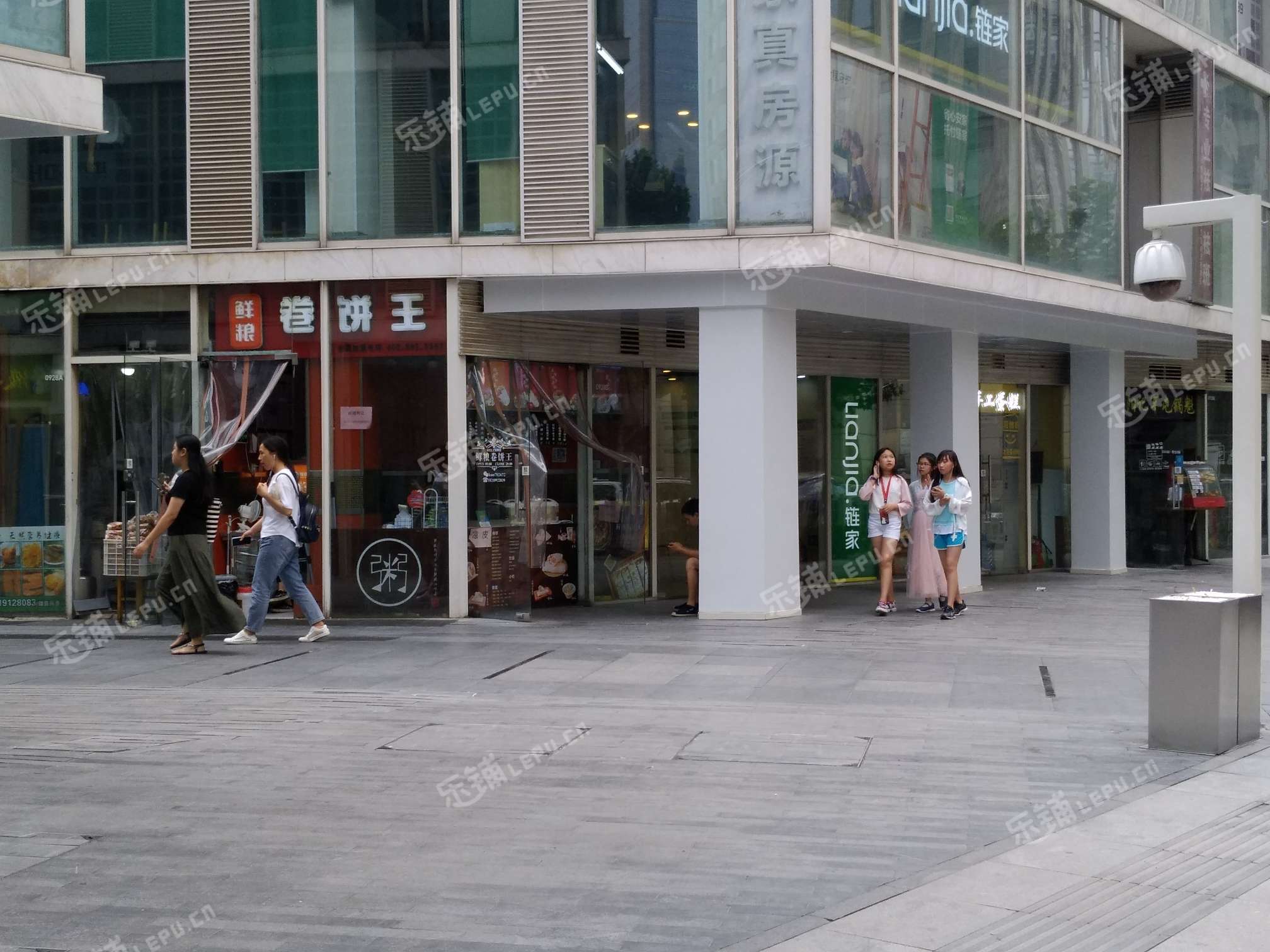 朝阳国贸CBD东三环中路8㎡小吃快餐店转让，公司照可过户，可明火，可餐饮
