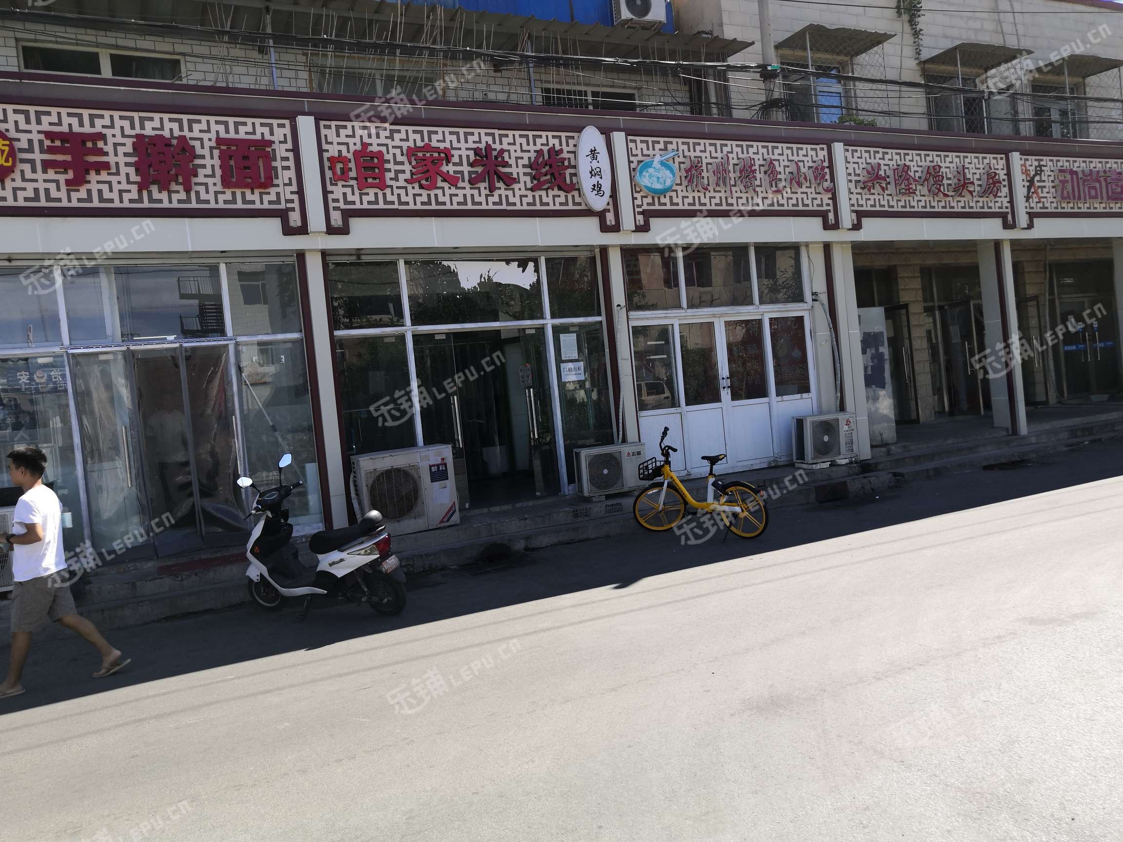 朝阳十八里店京沪高速公路80㎡小吃快餐店出租，个人照可用，可明火，可餐饮