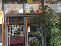 青浦盈浦公园路77㎡小吃快餐店转让，可办照，可明火，可餐饮