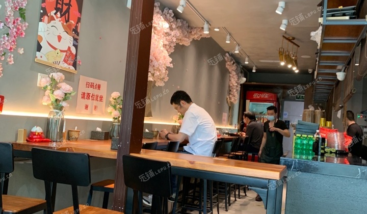 朝阳阜荣街90㎡小吃快餐店转让，个人照可用，可餐饮