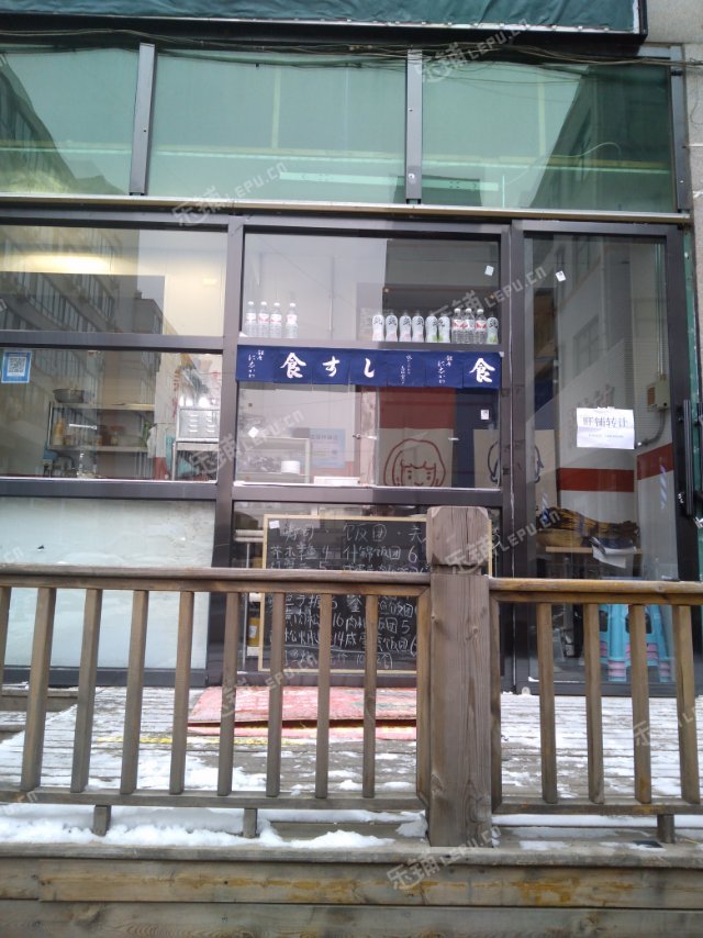 昌平昌平县城府学路10㎡小吃快餐店转让，个人照可过户，可餐饮