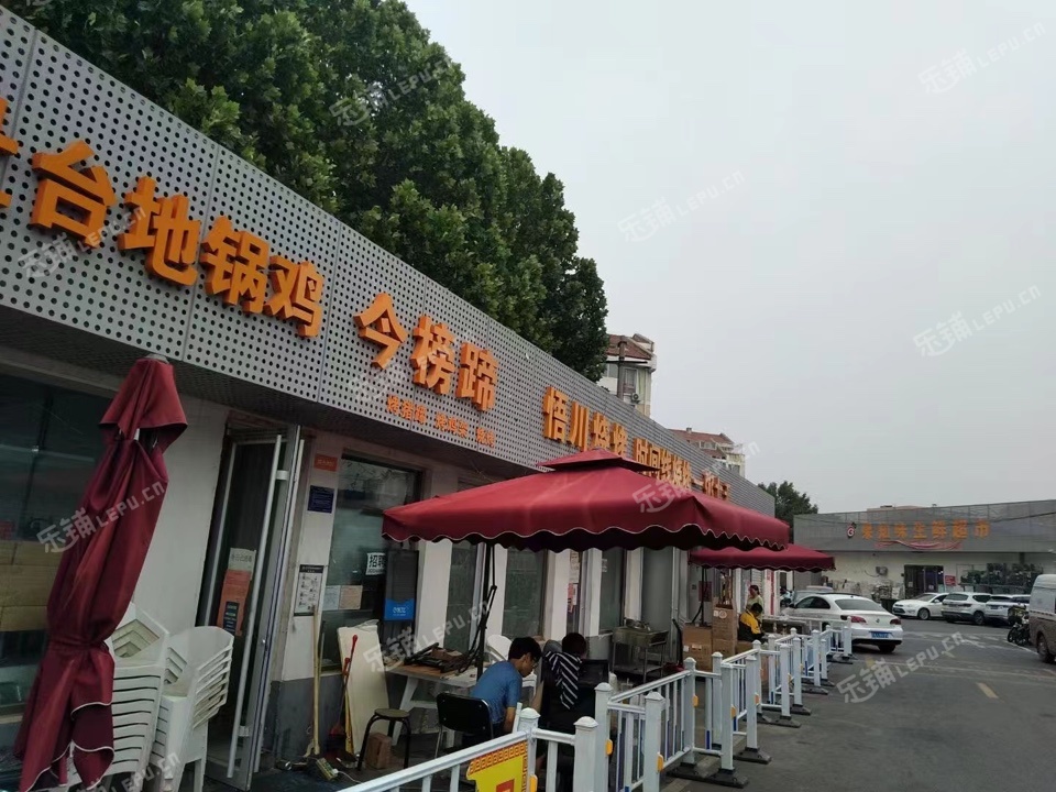 昌平回龙观三合庄路18㎡小吃快餐店出租，可办照，可明火，可餐饮