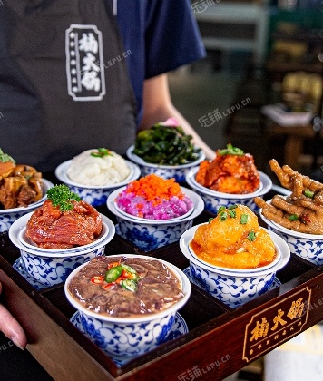 东城东单王府井大街390㎡火锅店转让，个人照可过户，可餐饮