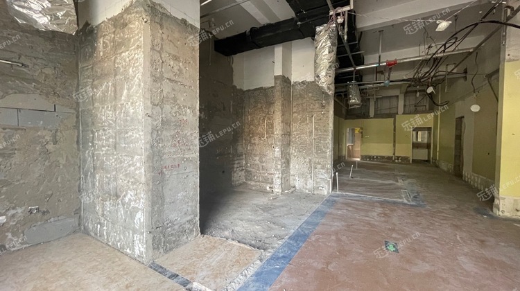 丰台六里桥188㎡商铺出租，可办照，可明火，可餐饮