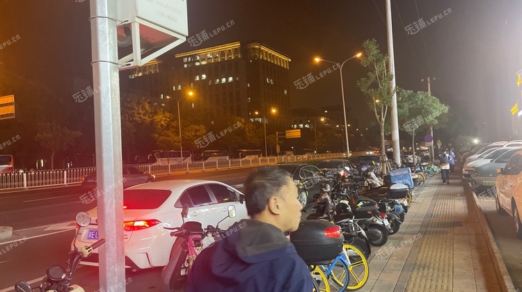 海淀玲珑路115㎡商铺早点摊位出租，可办照，可餐饮