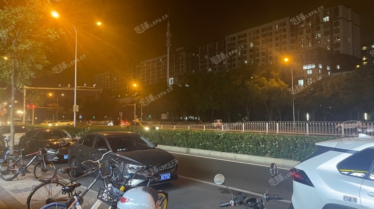 海淀玲珑路115㎡商铺早点摊位出租，可办照，可餐饮
