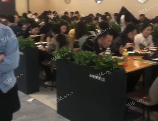 朝阳十里堡15㎡米粉/米线/面馆转让，大照/集体照，可明火，可餐饮