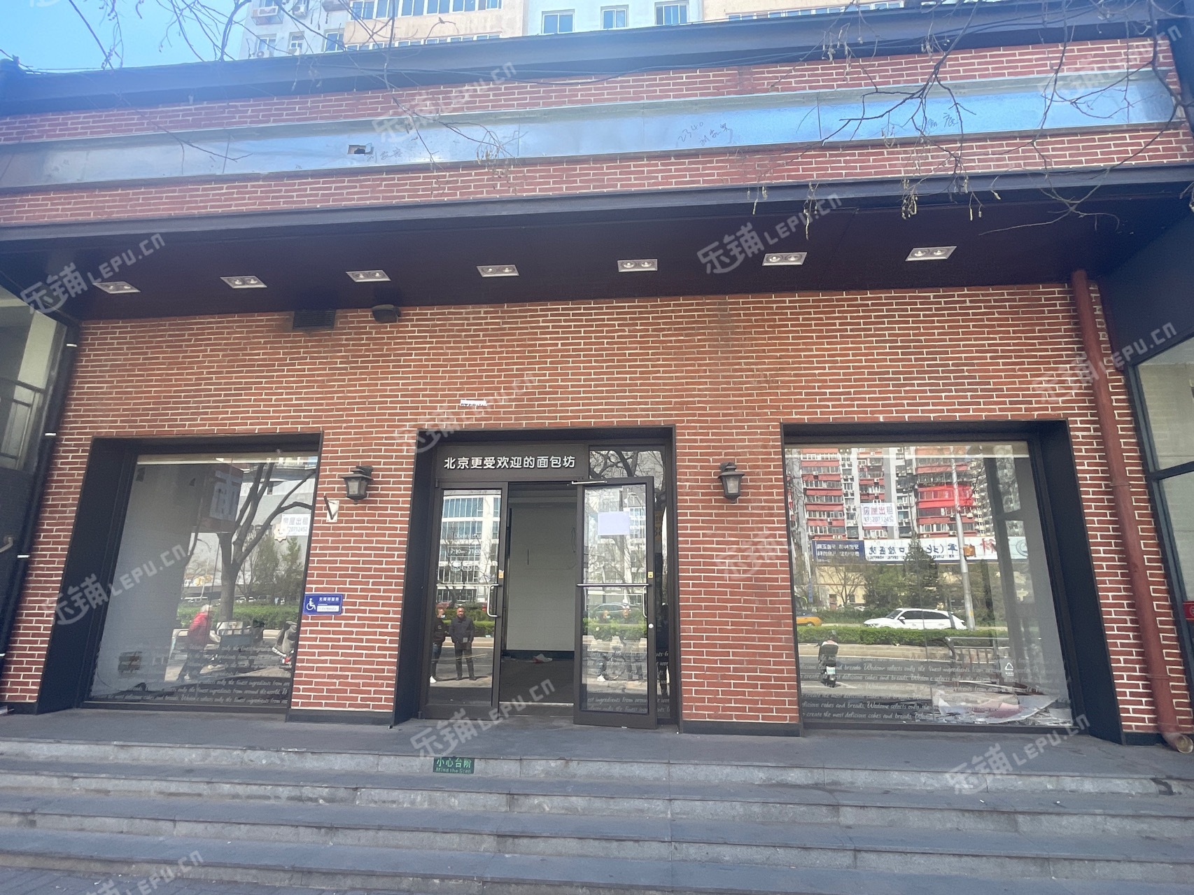丰台方庄南三环中路120㎡商铺出租，可办照，可餐饮