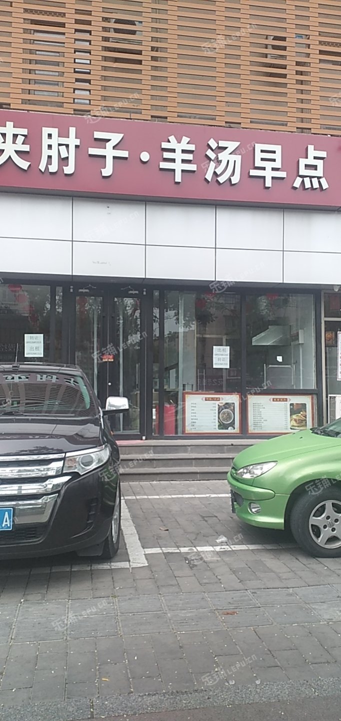 房山西潞北大街120㎡小吃快餐店转让，可办照，可明火，可餐饮