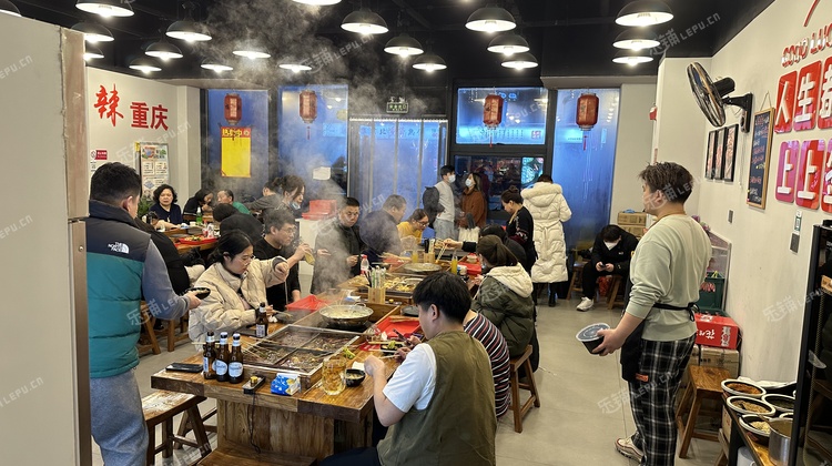 房山良乡105㎡小吃快餐店转让，可办照，可明火，可餐饮