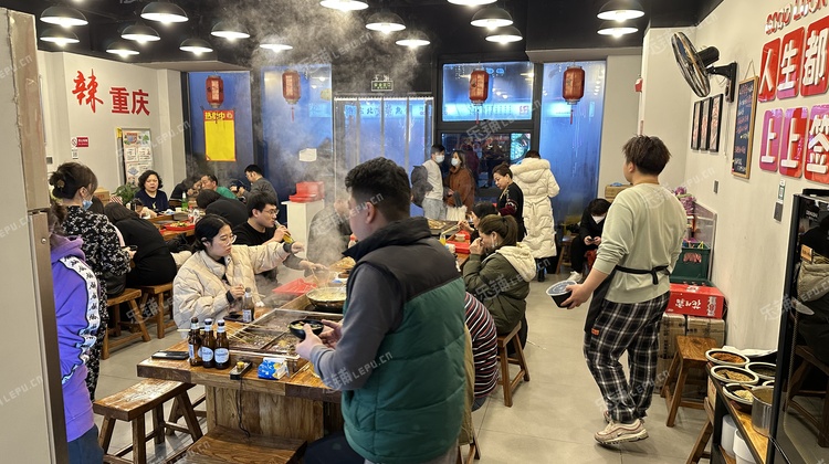 房山良乡105㎡小吃快餐店转让，可办照，可明火，可餐饮