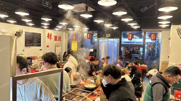 房山良乡105㎡小吃快餐店转让，可办照，可明火，可餐饮