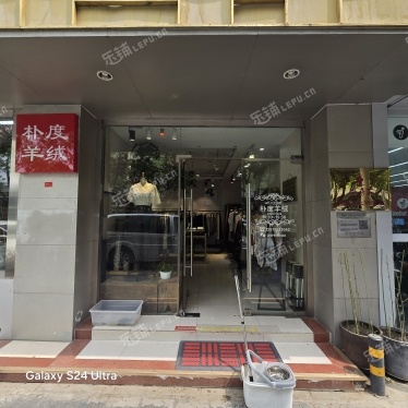 朝陽國展70㎡服裝店轉(zhuǎn)讓，可辦照