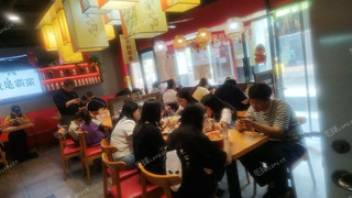 朝阳双井70㎡家常菜馆转让，公司照可过户，可餐饮