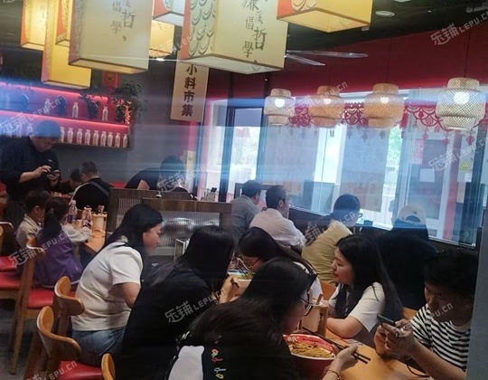 朝阳双井70㎡家常菜馆转让，公司照可过户，可餐饮